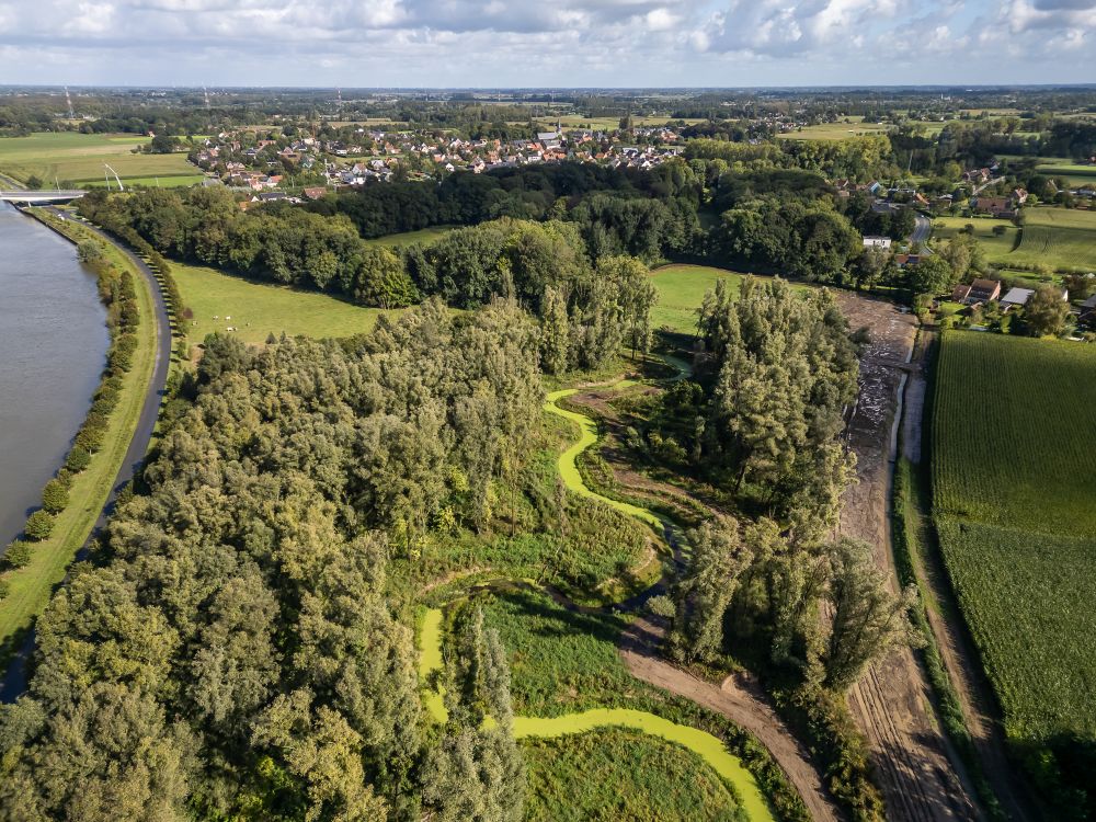 Dronebeeld van de kronkelende Oude Kale in Landegem