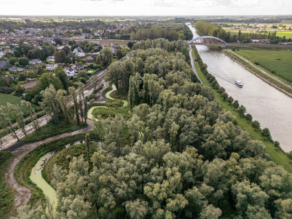 Dronebeeld van de kronkelende Oude Kale in Landegem